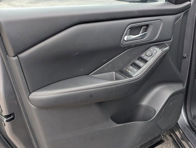 Used 2025 Nissan Rogue SV image 14