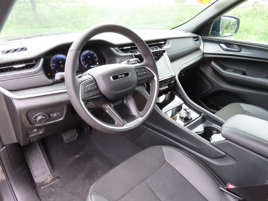New 2025 Jeep Grand Cherokee Altitude AWD/4WD image 18