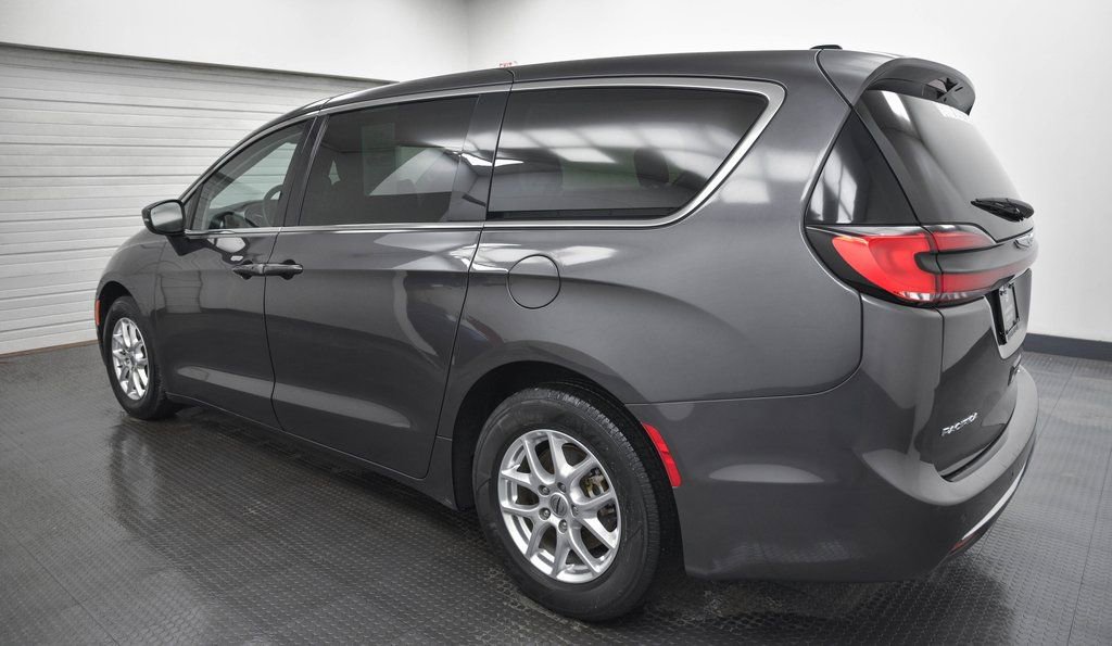 Used 2023 Chrysler Pacifica Touring-L image 5