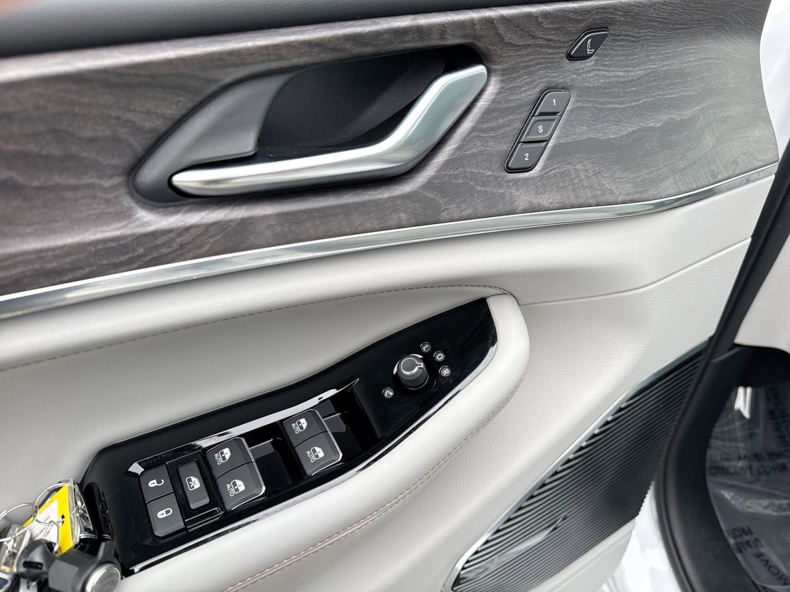 Used 2023 Jeep Grand Cherokee L Overland w/ Advanced Protech Group III image 15