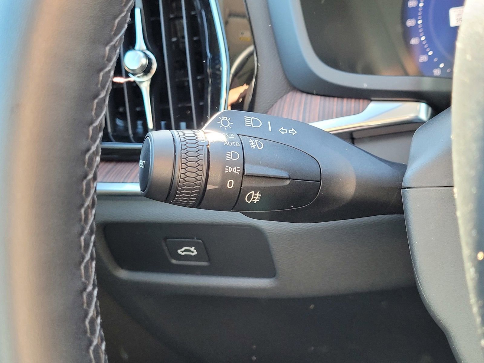 Used 2025 Volvo V60 B5 Cross Country Plus image 22