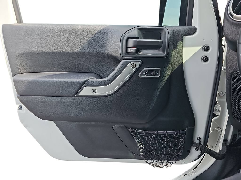 Used 2018 Jeep Wrangler Unlimited Sahara w/ Connectivity Group AWD/4WD image 25