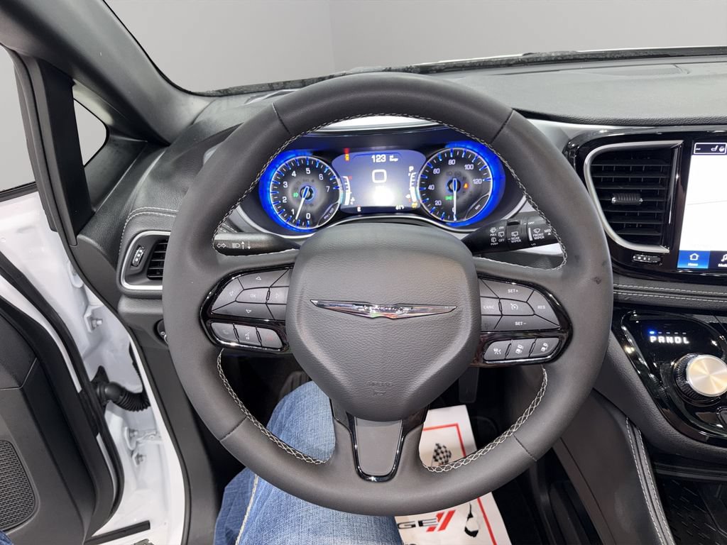 Used 2025 Chrysler Pacifica Limited FWD image 24