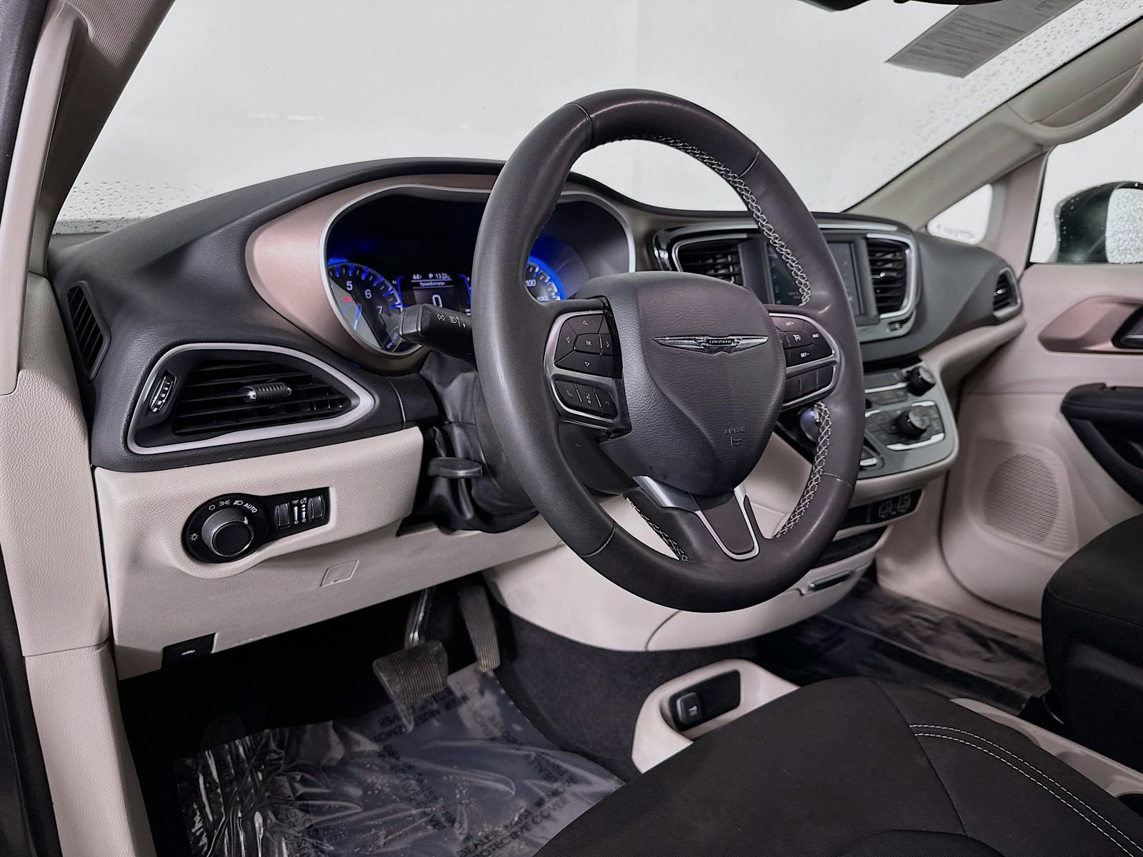 Used 2023 Chrysler Voyager LX image 10