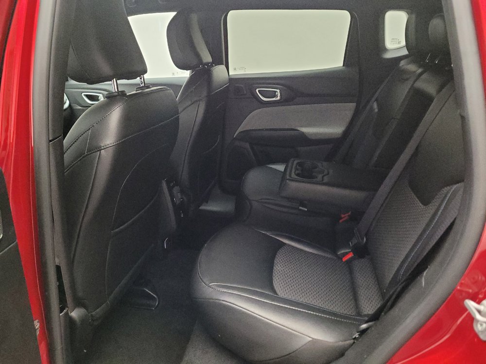 Used 2025 Jeep Compass Latitude w/ Sun & Sound Group AWD/4WD image 18
