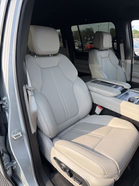 Used 2025 Jeep Wagoneer 4WD image 18