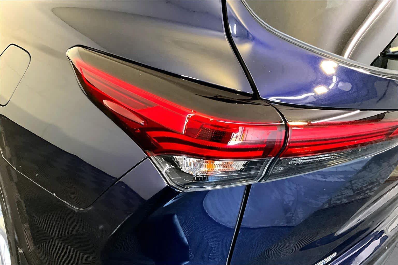 Used 2020 Toyota Highlander LE AWD/4WD image 28