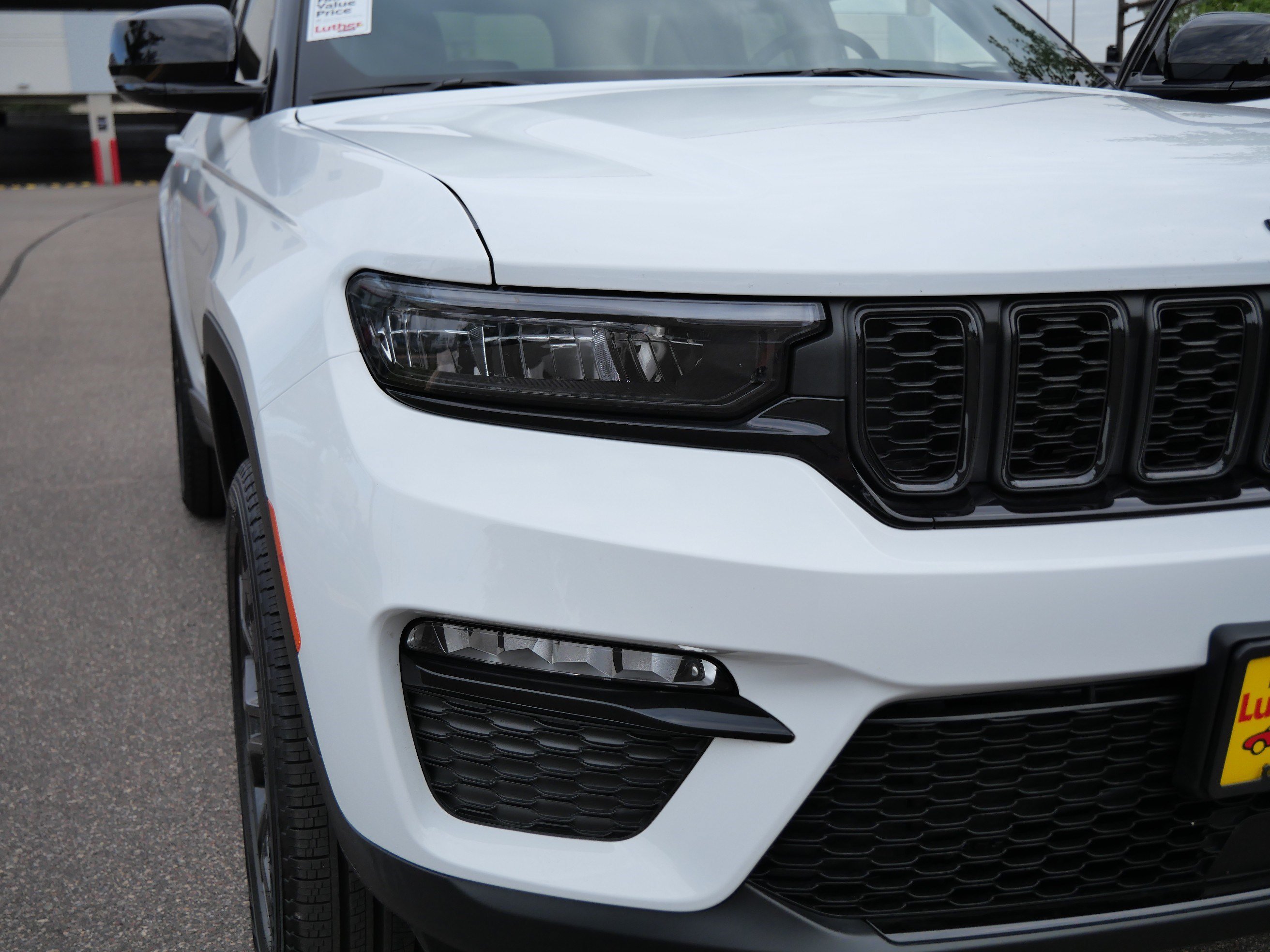 Used 2025 Jeep Grand Cherokee Limited AWD/4WD image 16