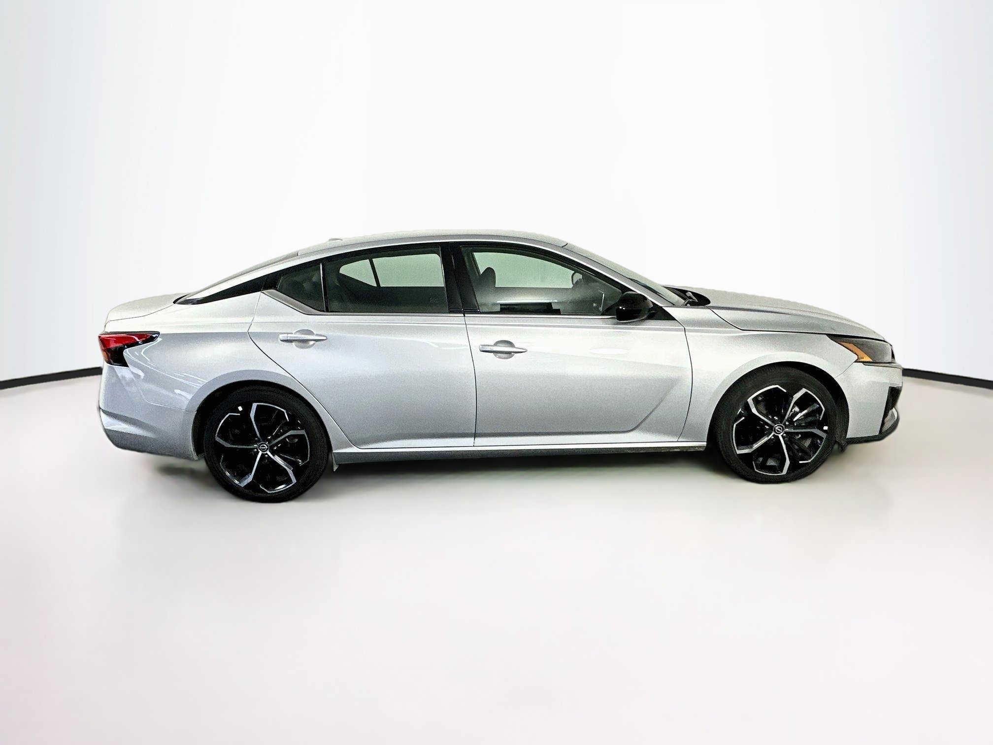 Used 2025 Nissan Altima 2.5 SR FWD image 10