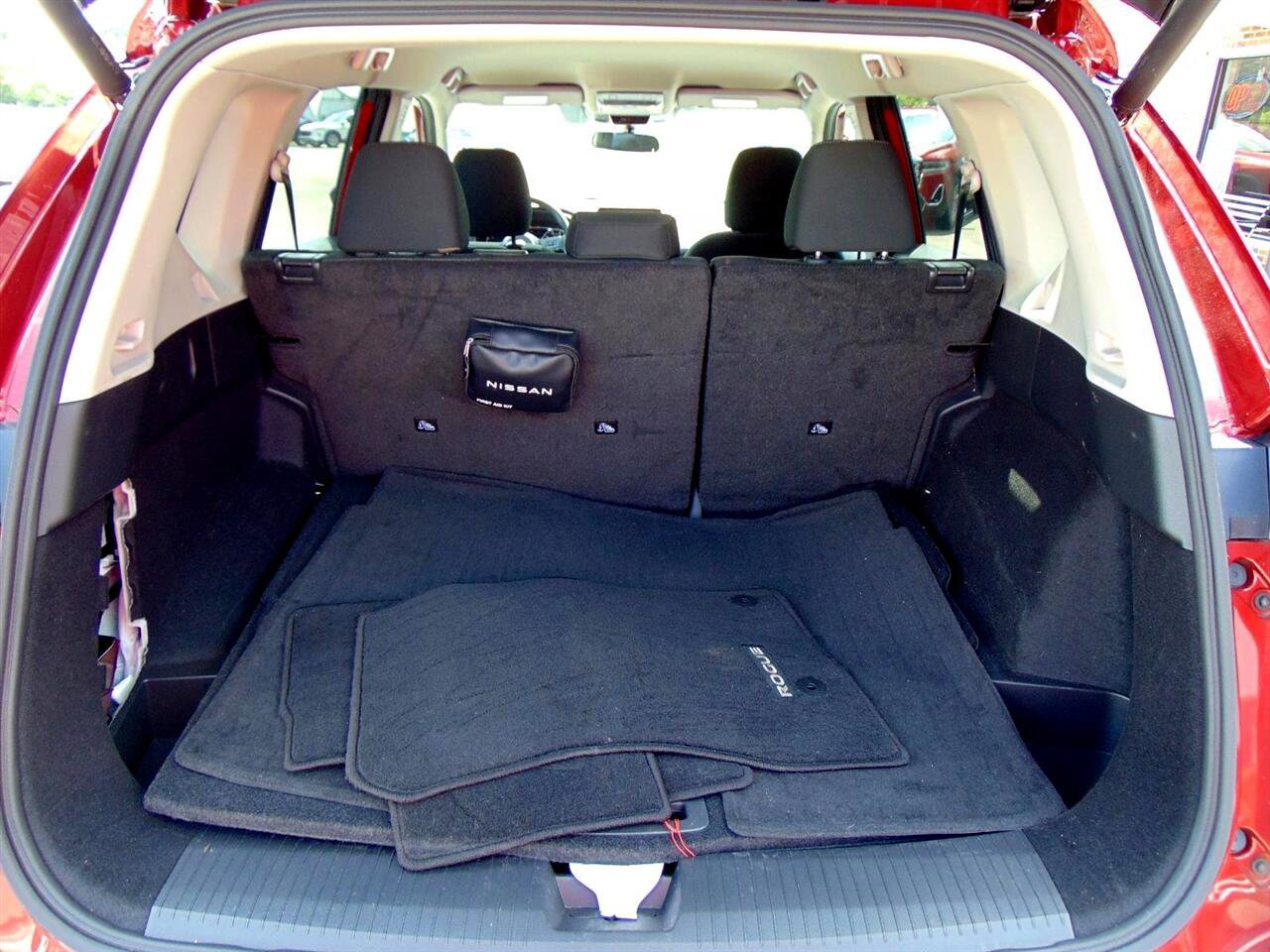 Used 2024 Nissan Rogue SV image 11