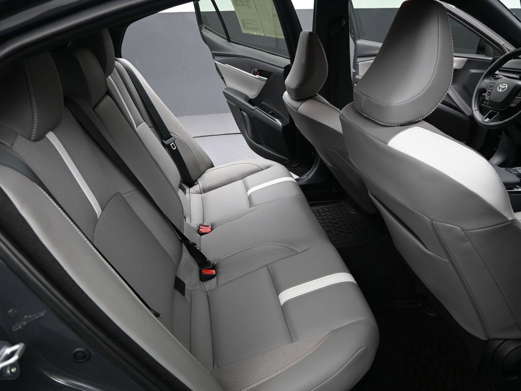 Used 2025 Toyota Camry SE w/ Convenience Package image 25
