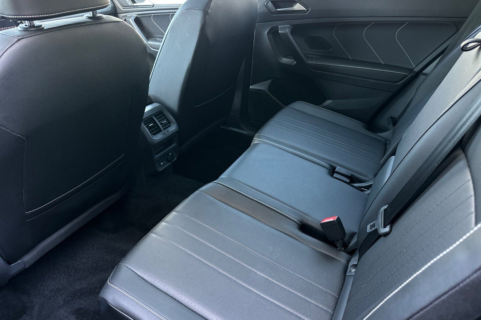 Used 2023 Volkswagen Tiguan SE w/ Panoramic Sunroof Package AWD/4WD image 12