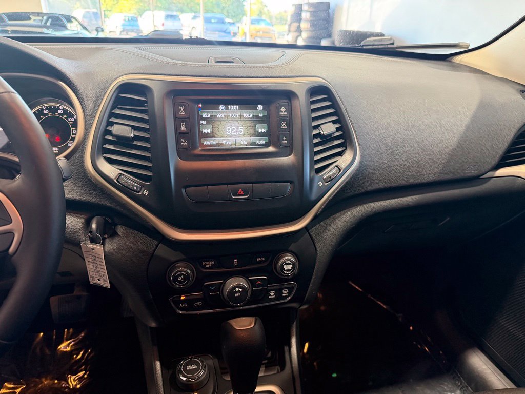 Used 2014 Jeep Cherokee Latitude w/ Cold Weather Group AWD/4WD image 10