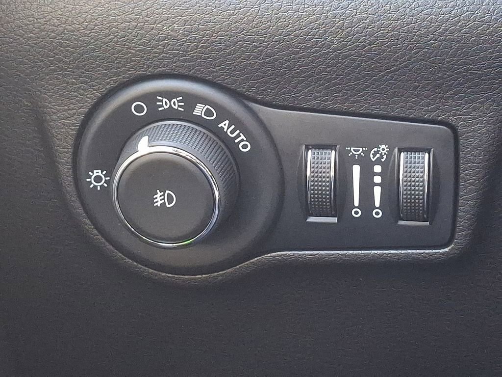 Used 2025 Jeep Compass Limited image 24