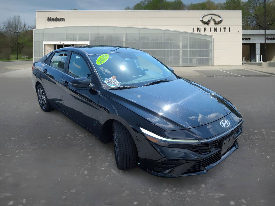 Used 2025 Hyundai Elantra Limited FWD image 2