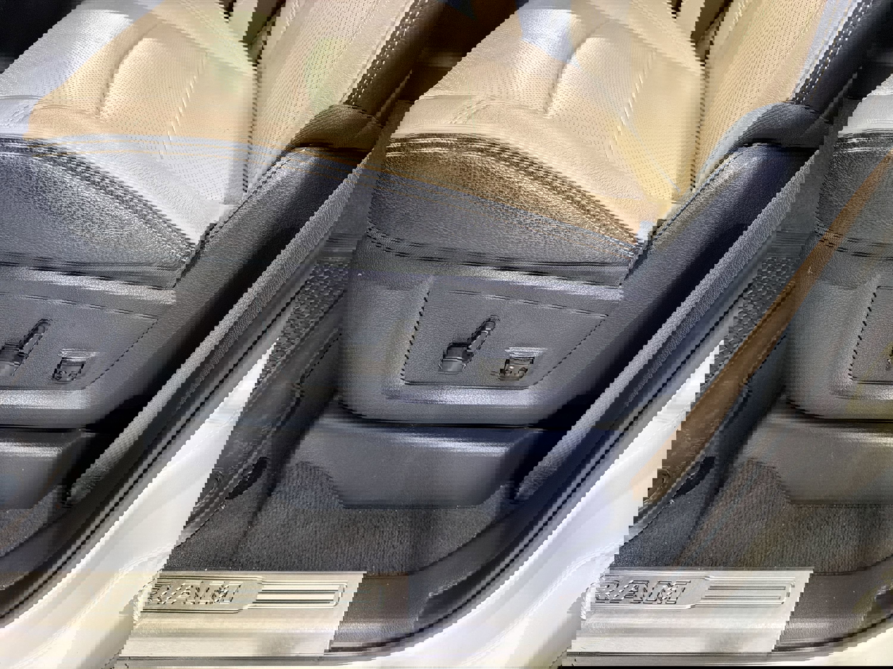 Used 2022 RAM 3500 Limited image 11