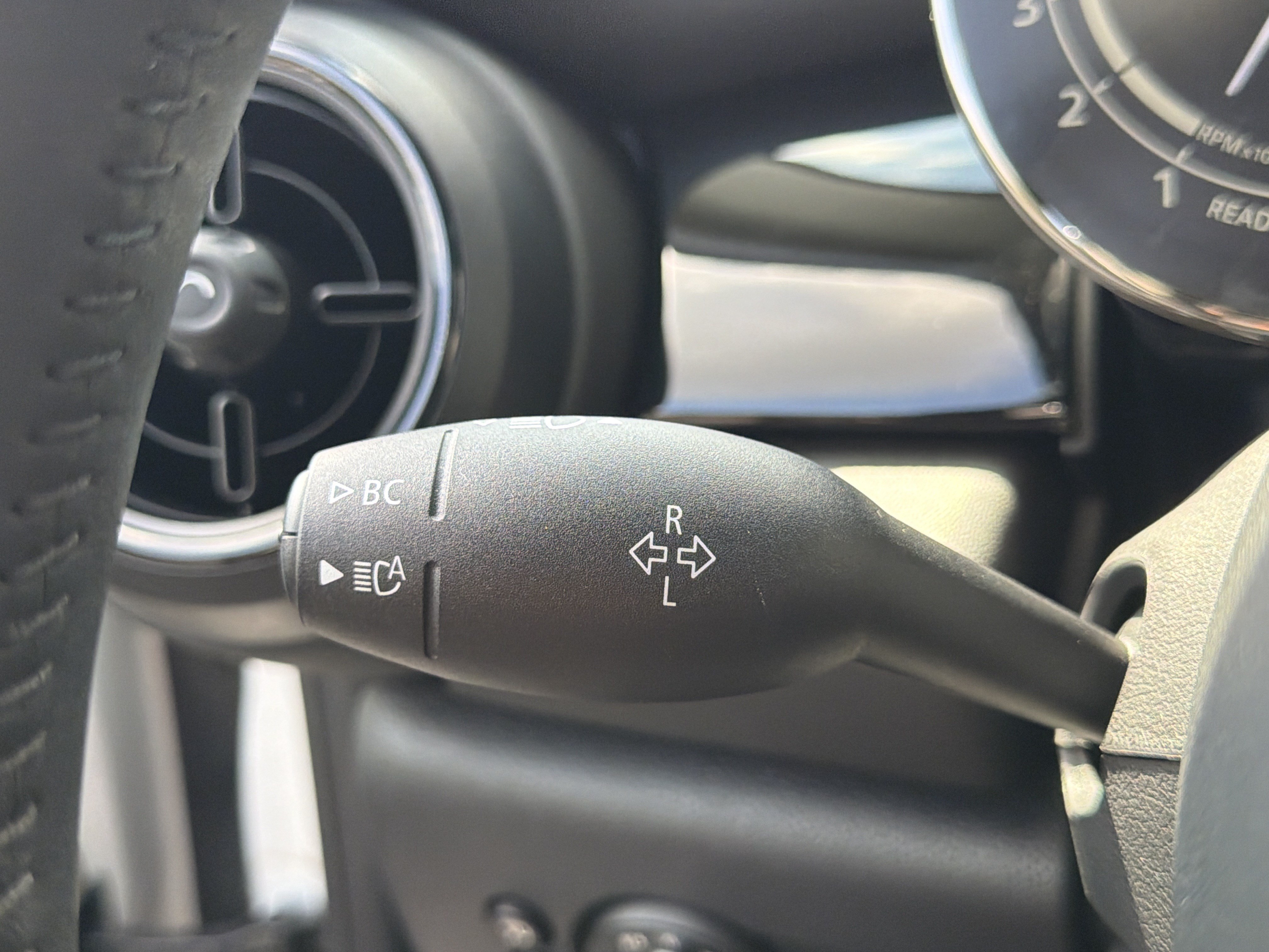 Used 2024 MINI Cooper 4-Door Hardtop FWD image 28