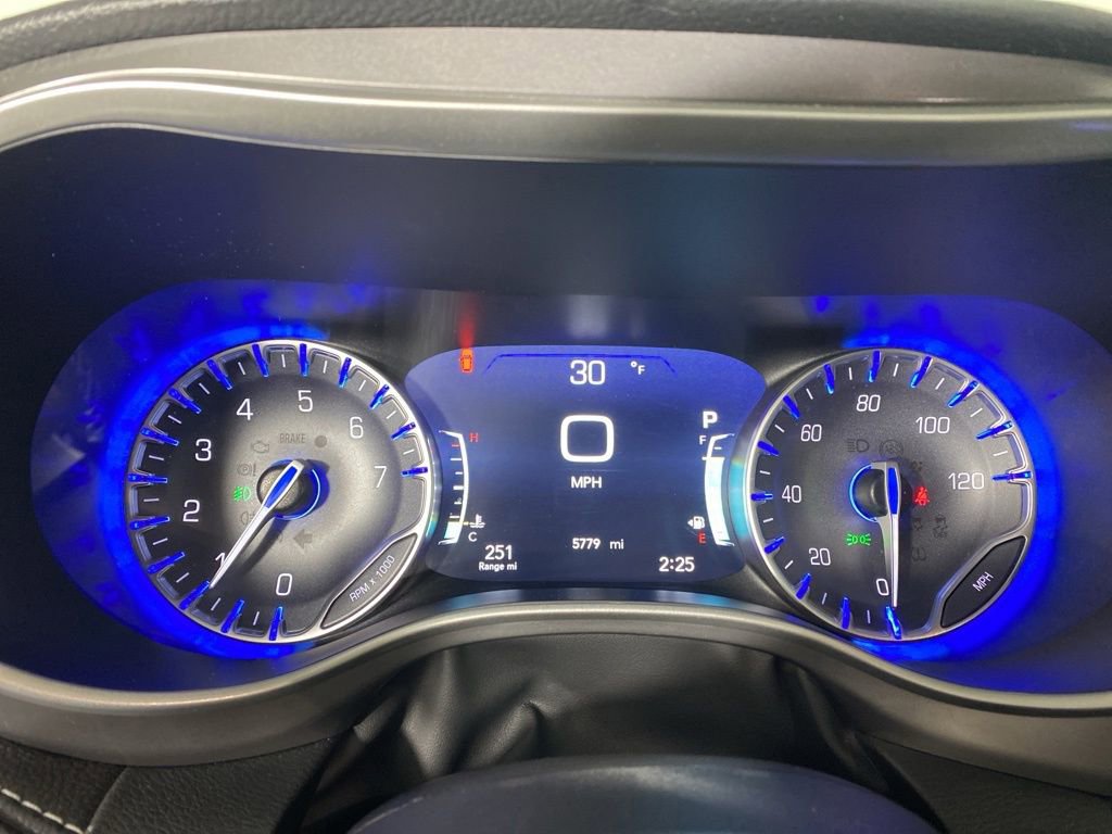 Used 2026 Chrysler Pacifica Select image 2