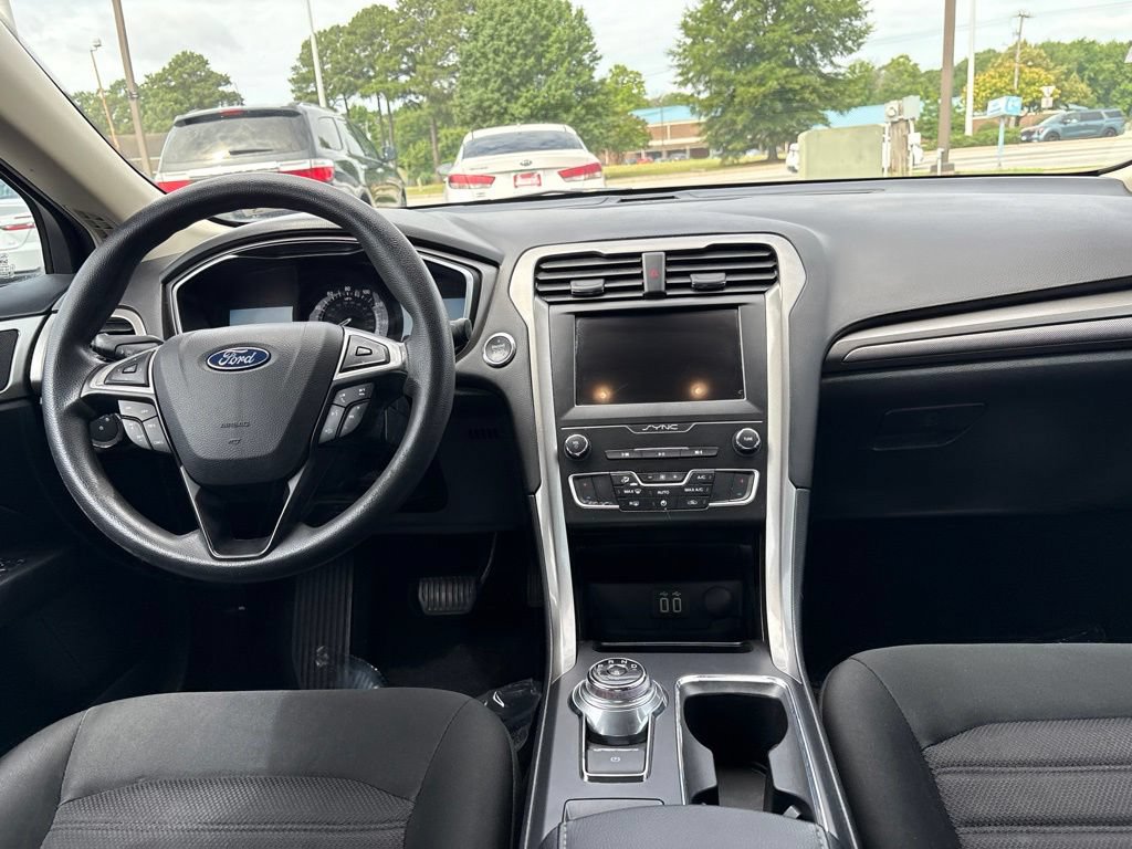 Used 2019 Ford Fusion SE FWD image 9