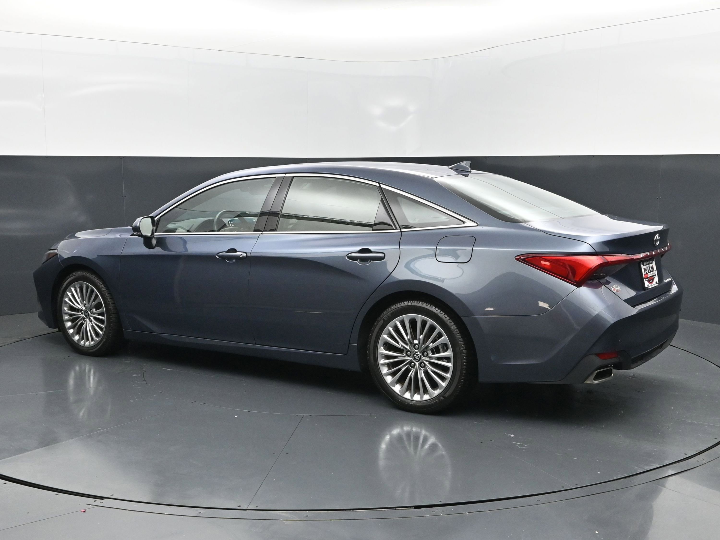 Used 2022 Toyota Avalon Limited w/ Advanced Safety Package FWD image 3