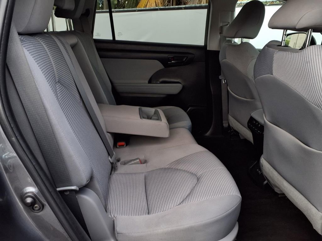 Used 2023 Toyota Highlander L image 22