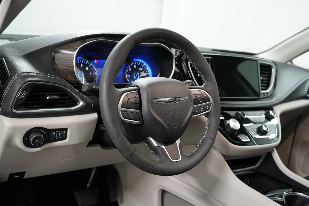Certified 2024 Chrysler Pacifica Limited AWD/4WD image 12