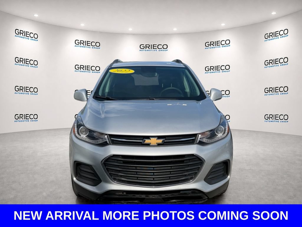 Used 2022 Chevrolet Trax LT w/ LT Convenience Package FWD image 2