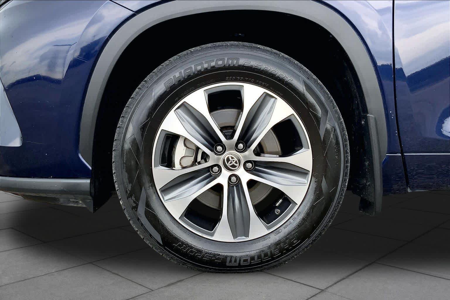 Used 2020 Toyota Highlander XLE AWD/4WD image 11