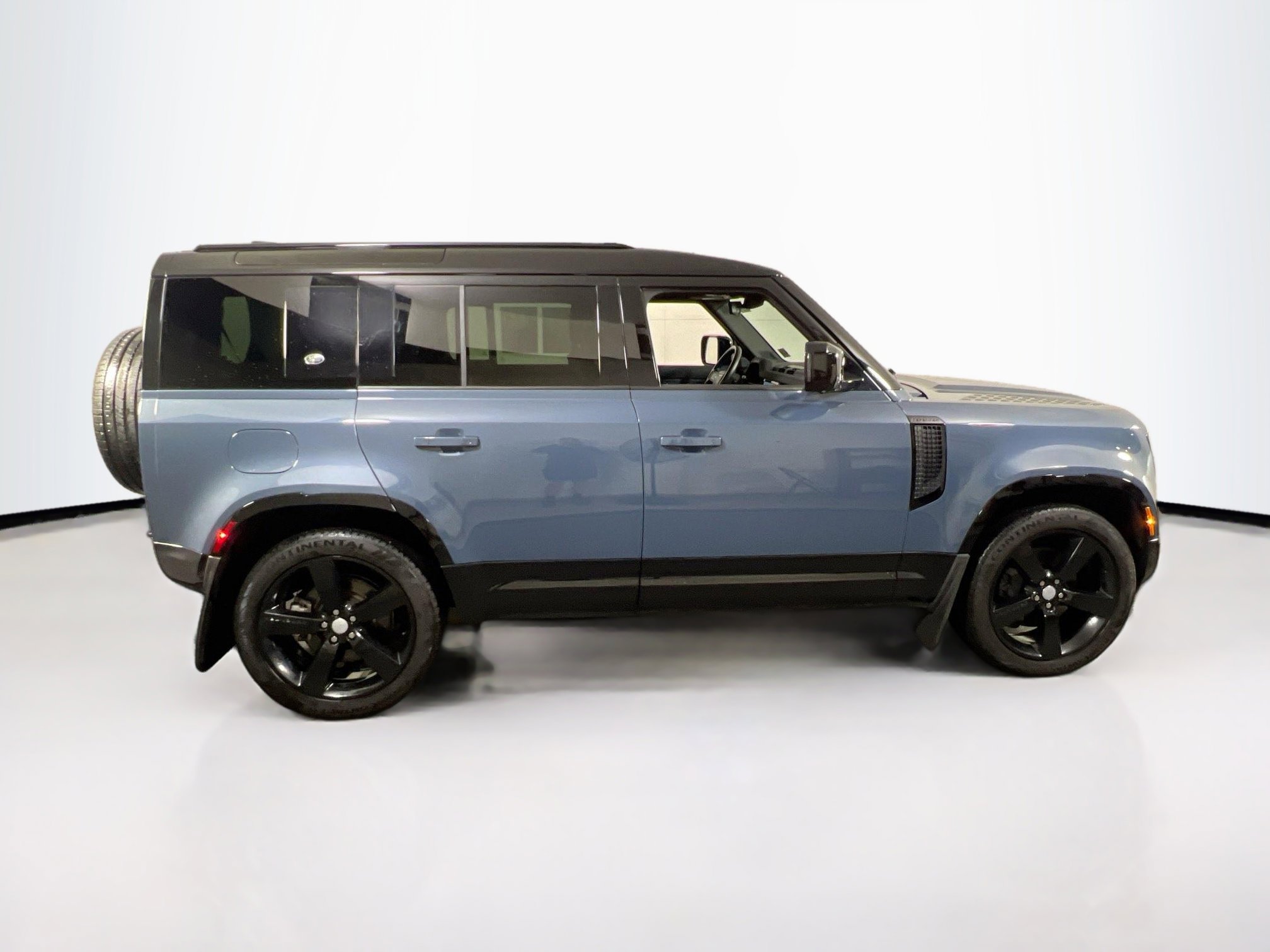 Used 2023 Land Rover Defender 110 X-Dynamic SE image 4