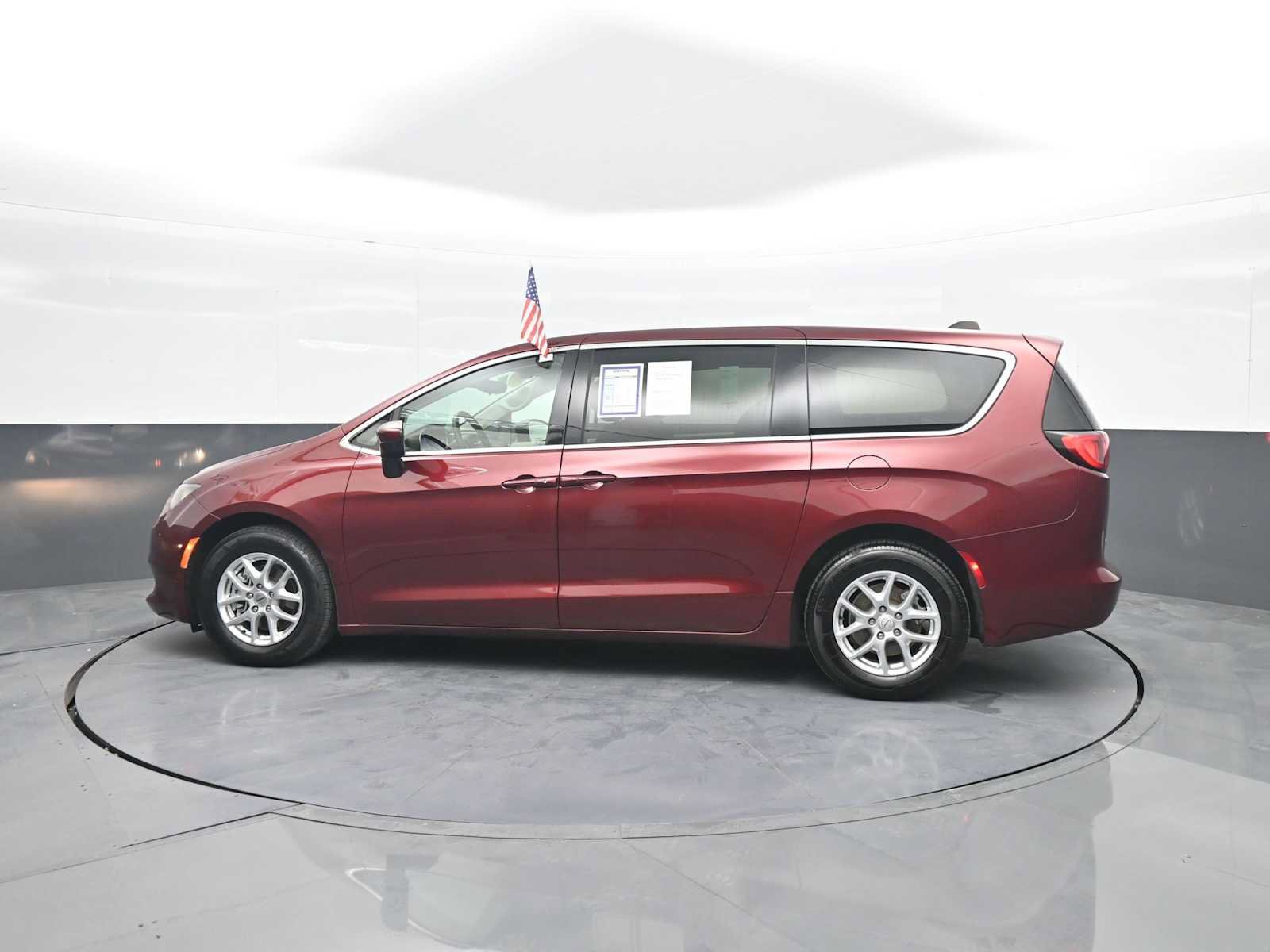 Used 2023 Chrysler Voyager LX FWD image 5