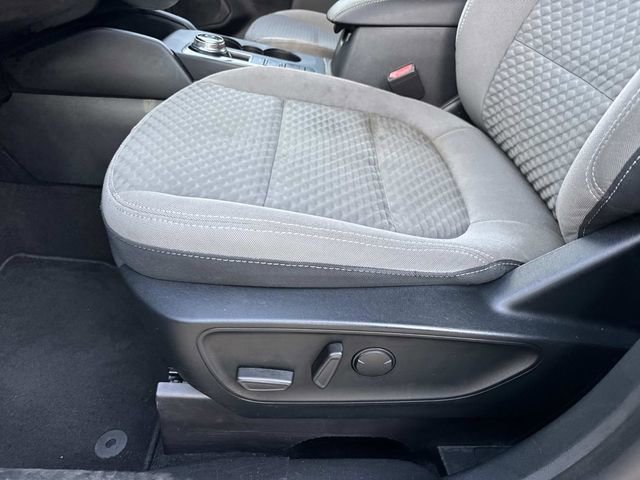 Used 2020 Ford Escape SE image 18