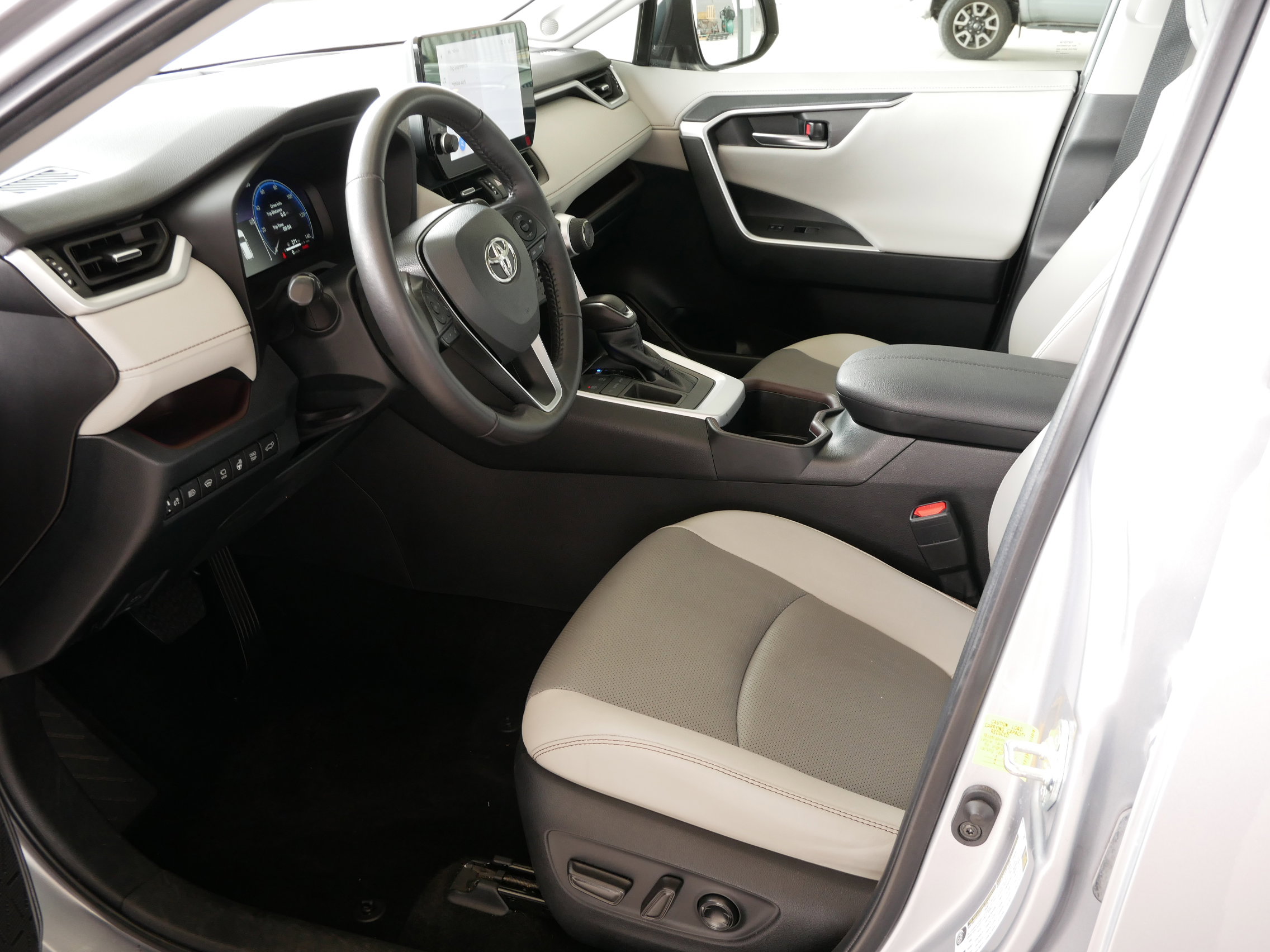 Used 2023 Toyota RAV4 Limited image 4