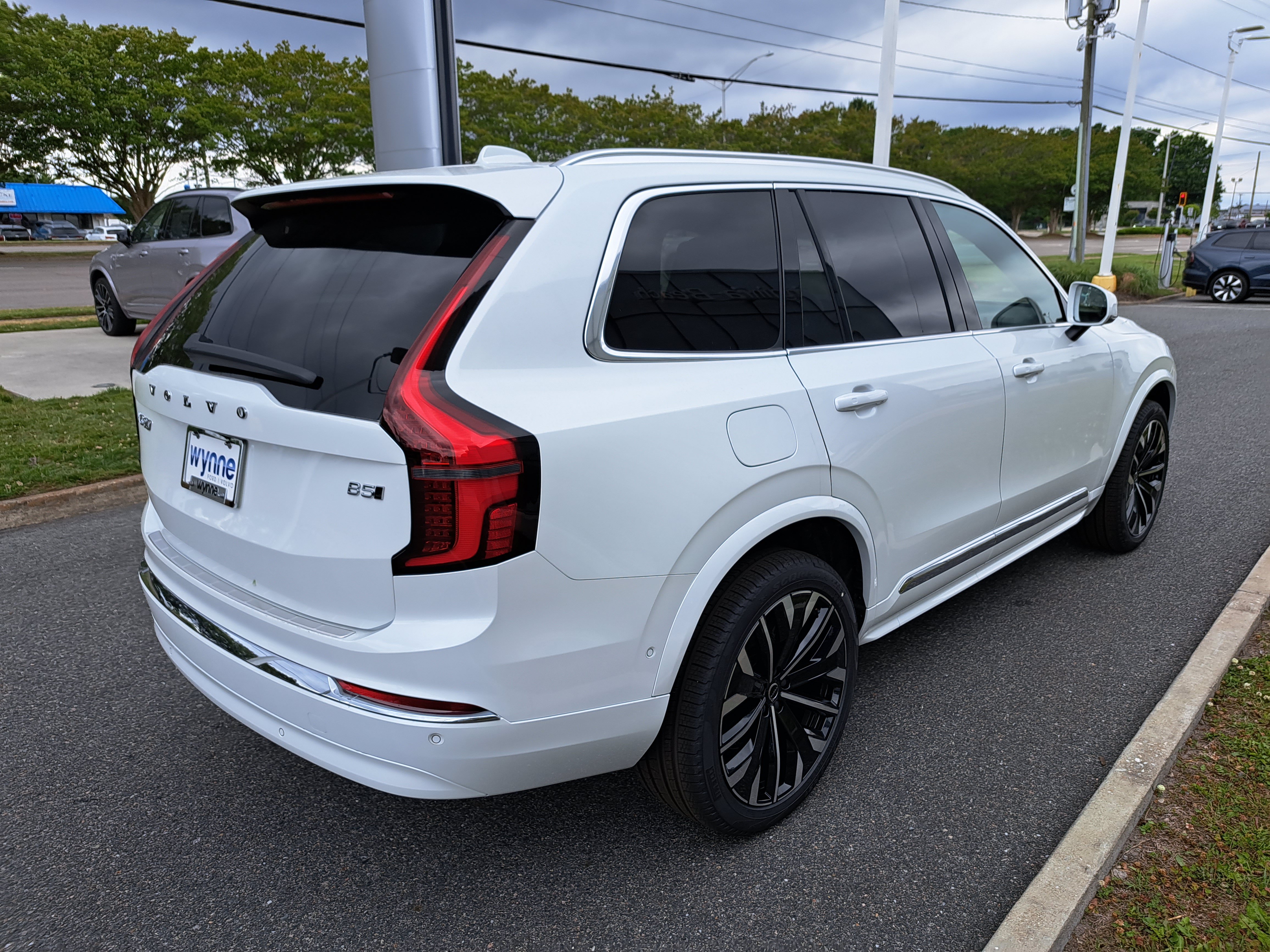 New 2026 Volvo XC90 B5 Plus w/ Protection Package Premier AWD/4WD image 3