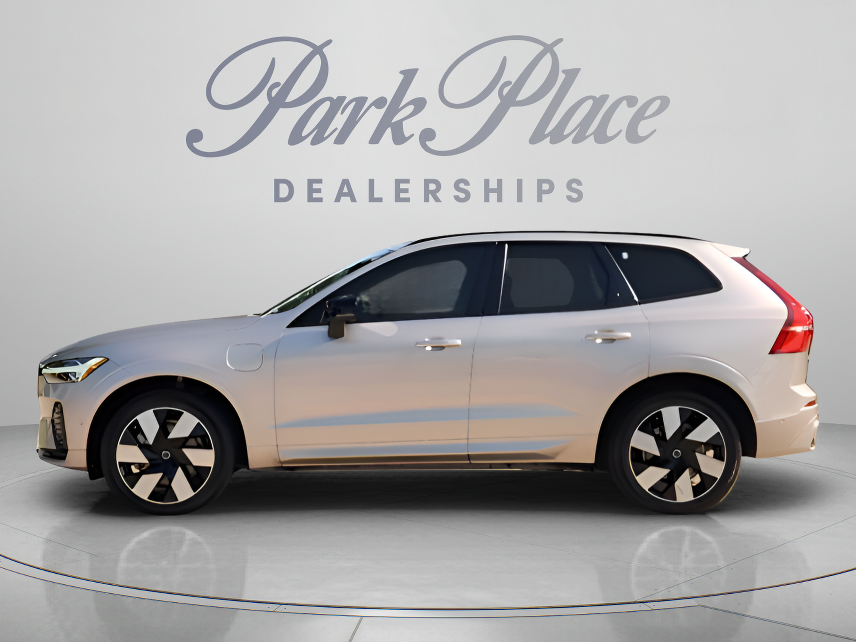 Used 2025 Volvo XC60 T8 Plus w/ Protection Package Premier AWD/4WD image 2