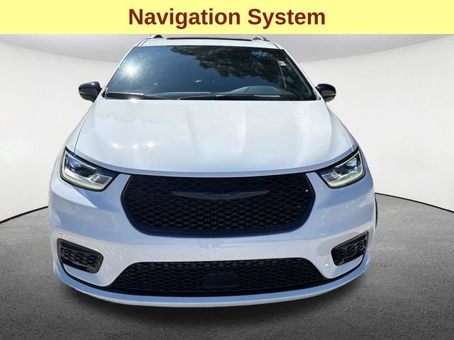 Used 2025 Chrysler Pacifica Limited w/ Trailer Tow Group AWD/4WD image 4