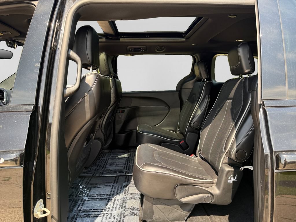 Used 2025 Chrysler Pacifica Limited FWD image 37