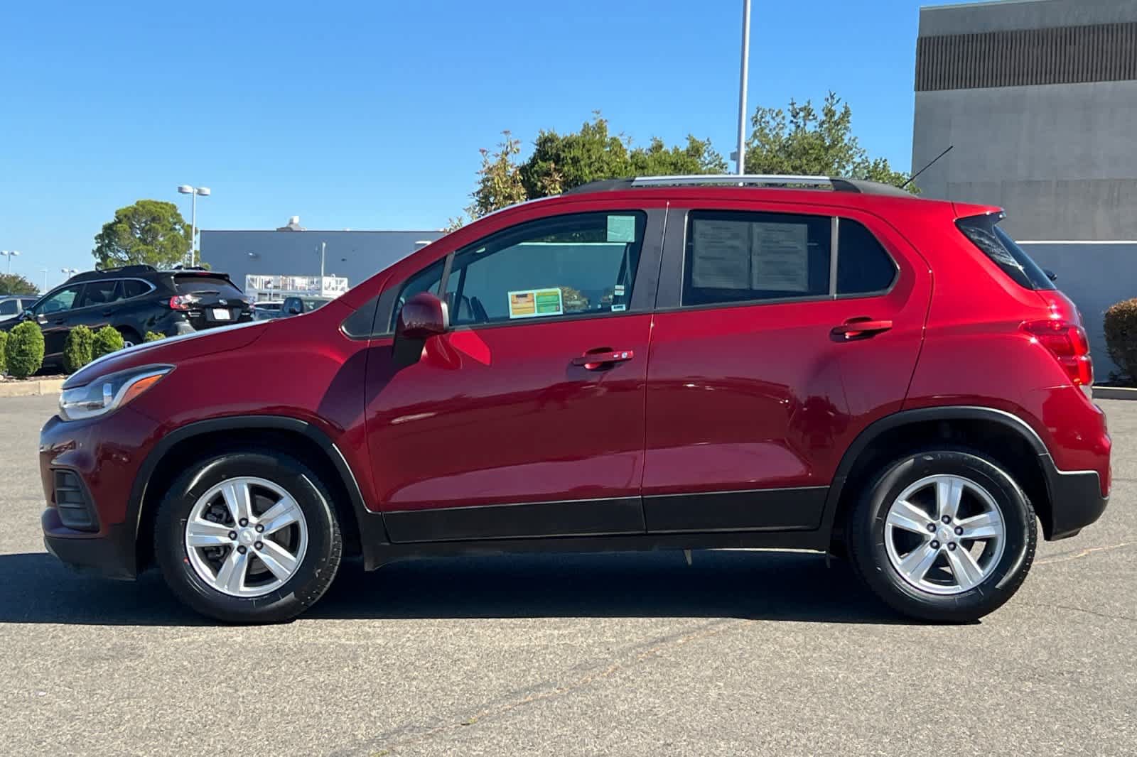 Used 2022 Chevrolet Trax LT w/ LT Convenience Package FWD image 9