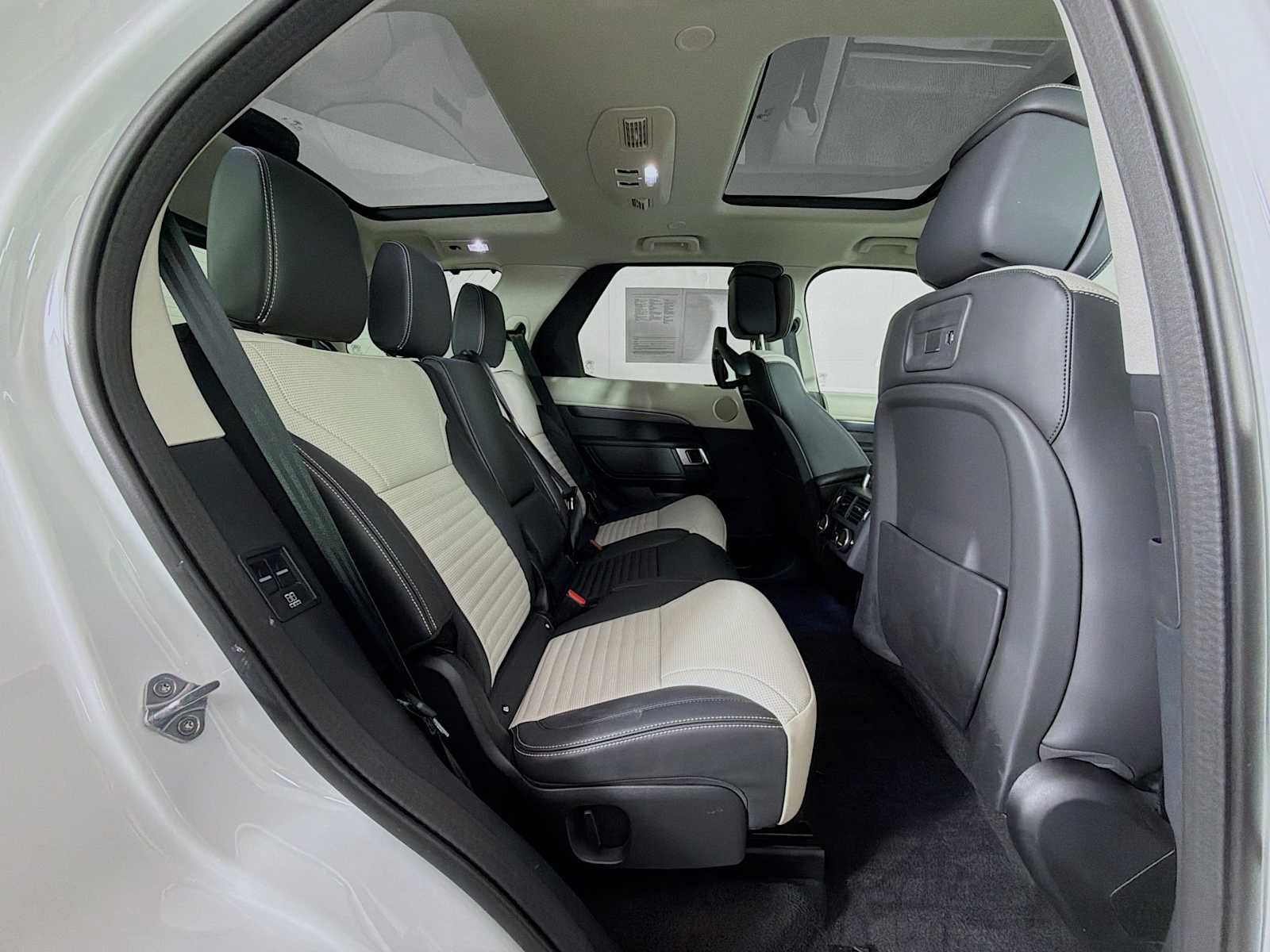 Used 2025 Land Rover Discovery Metropolitan Edition image 26