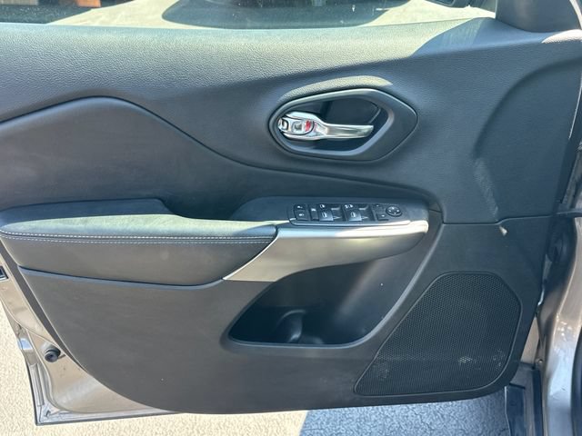 Used 2019 Jeep Cherokee Latitude w/ Popular Appearance Group AWD/4WD image 13