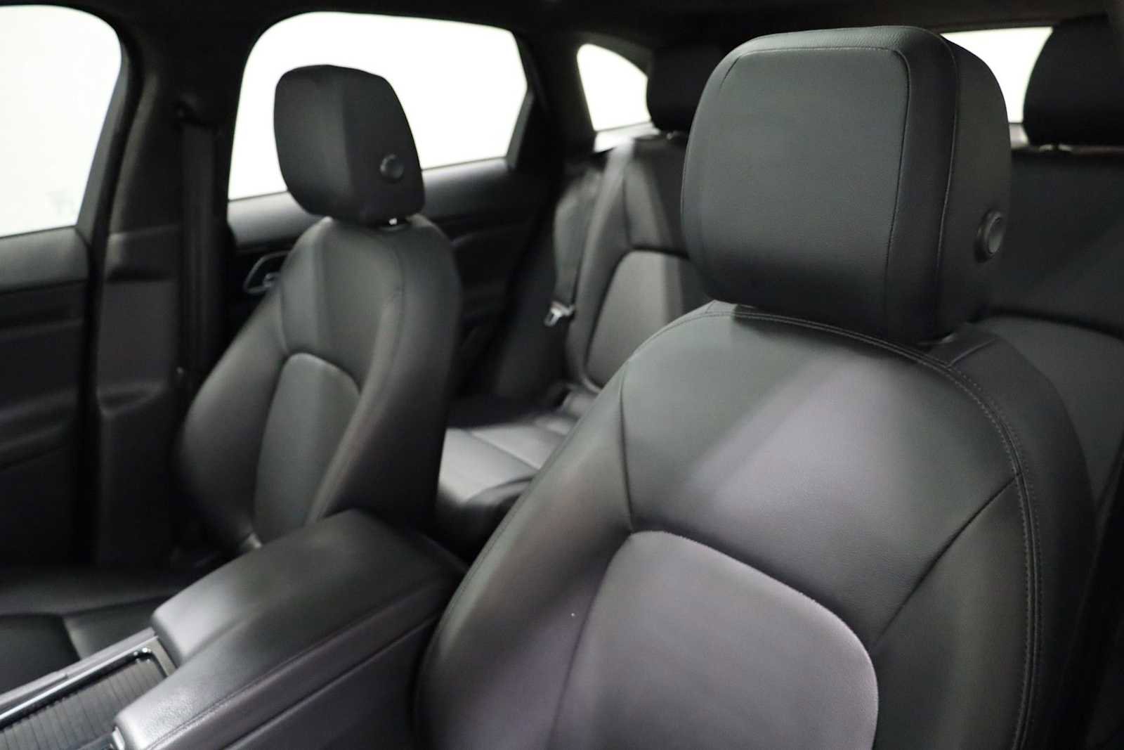 Used 2019 Jaguar F-PACE Premium image 18