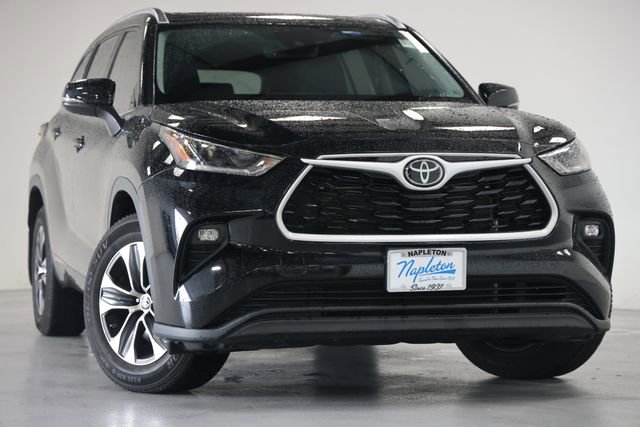 Used 2021 Toyota Highlander XLE AWD/4WD video 1
