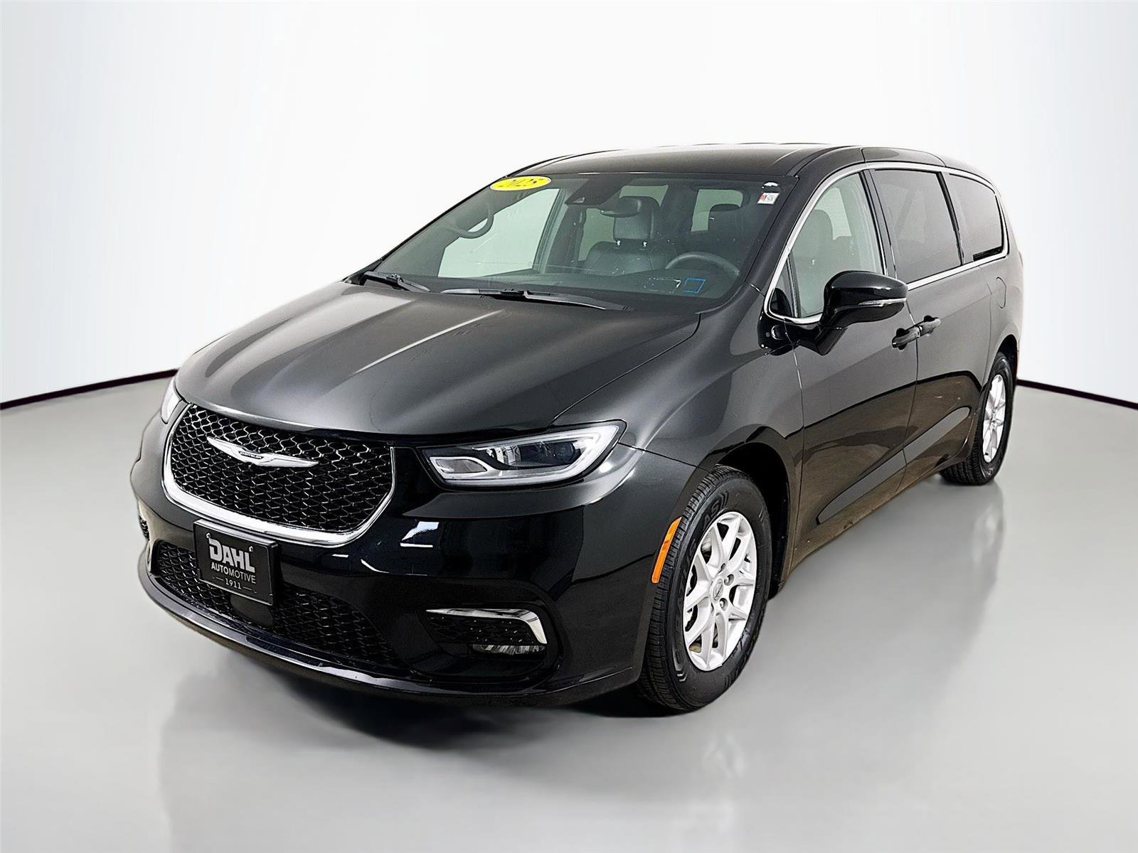 Used 2025 Chrysler Pacifica Select image 4