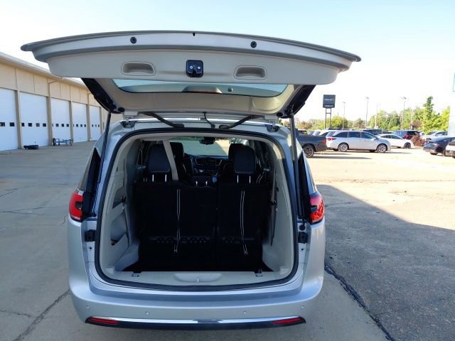 Used 2024 Chrysler Pacifica Touring-L FWD image 30