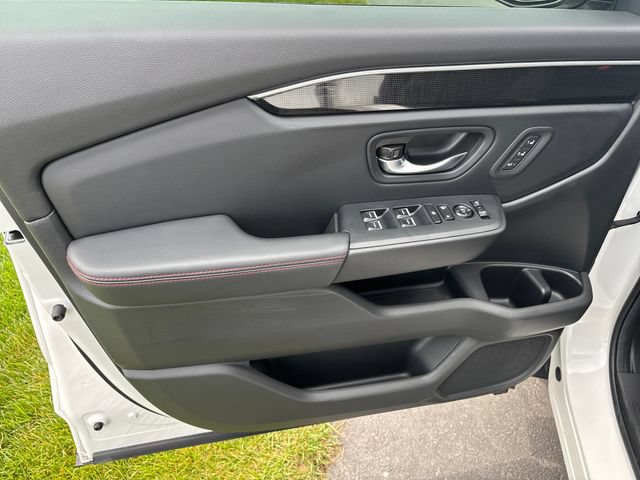 Used 2025 Honda Pilot Black Edition image 10