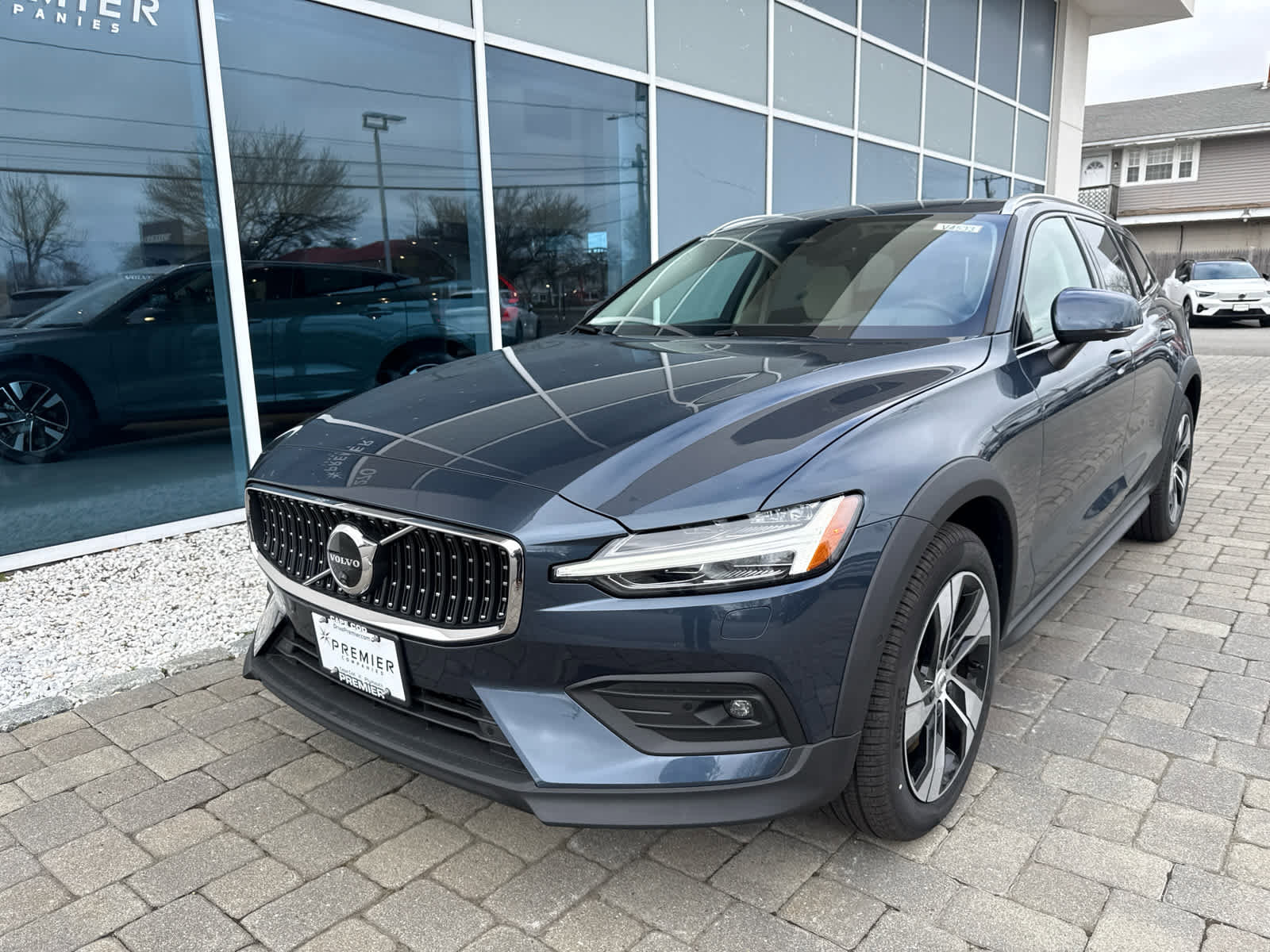 New 2026 Volvo V60 B5 Cross Country Plus w/ Protection Package Premier image 4