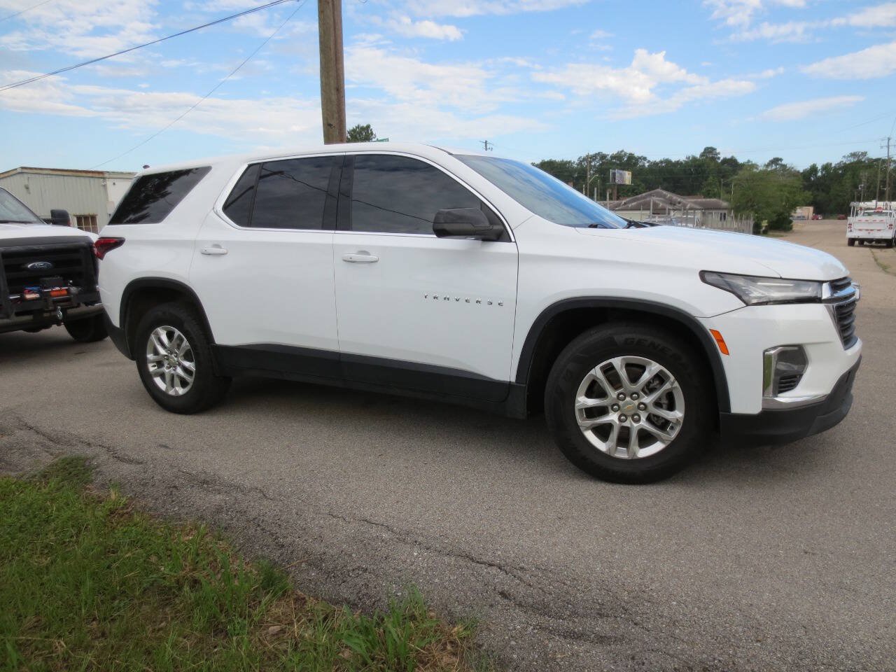 Used 2023 Chevrolet Traverse LS FWD image 2