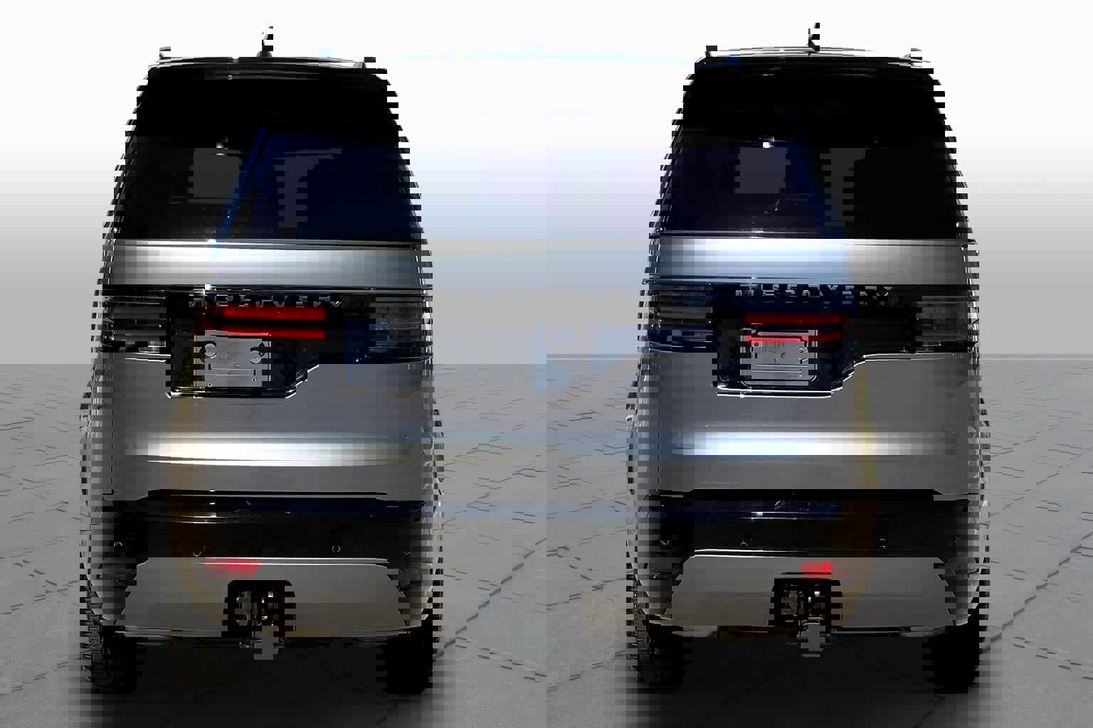 Used 2025 Land Rover Discovery Dynamic SE image 5