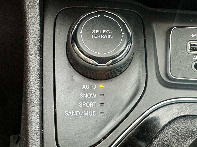 Used 2021 Jeep Cherokee Limited AWD/4WD image 23