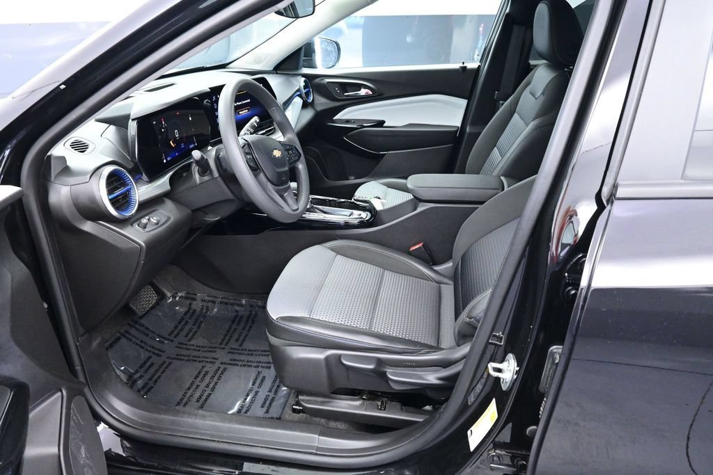 Used 2025 Chevrolet Trax LT FWD image 26