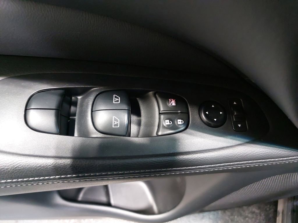 Used 2020 Nissan Pathfinder SV image 29